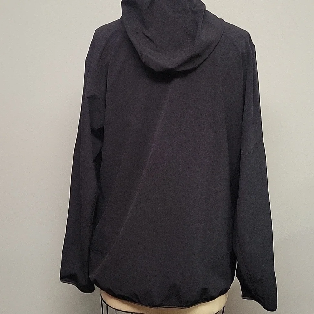 Mountain Hardwear sleek black